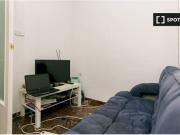 Habitación con cama doble y balcón privado en alquiler...