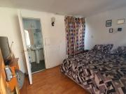 habitacion con cocina y baño