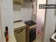 Habitación con escritorio y cama doble en alquiler en...