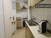 Habitación con escritorio y cama doble en alquiler en...