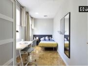 Habitación con mucho espacio de almacenamiento en un...