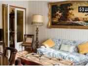 Habitación con un gran armario en un apartamento de 4...