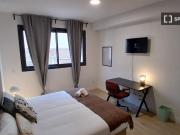 Habitación de lujo con cama doble en coliving moderno