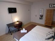 Habitación de lujo con cama doble en coliving moderno