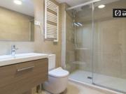 Habitación de matrimonio con balcón en un Barcelona Coliving