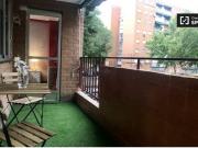Habitación de moda en piso de 5 dormitorios en Alcalá de...