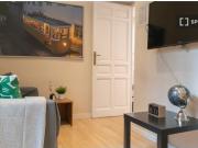 Habitación decorada con amplio espacio de almacenamiento...
