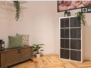 Habitación decorada con amplio espacio de almacenamiento...