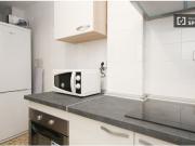 Habitación decorada con armario empotrado en piso...