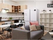 Habitación decorada con armario independiente en el...