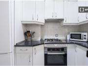 Habitación decorada con armario independiente en el...