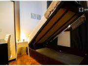 Habitación decorada con armario independiente en piso...