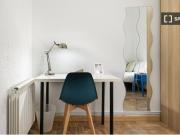 Habitación decorada con armario independiente en un...