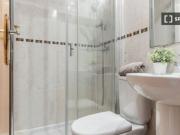 Habitación decorada con balcón en piso compartido,...