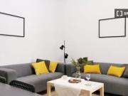 Habitación decorada con calefacción en apartamento de 9...