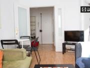 Habitación decorada con escritorio en piso compartido,...