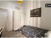 Habitación decorada con escritorio en piso de 7...