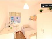 Habitación decorada con escritorio en un apartamento de...