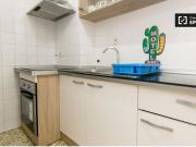 Habitación decorada con escritorio en un apartamento de...