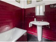 Habitación decorada con escritorio en un apartamento de...