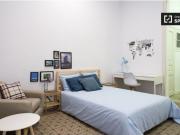 Habitación decorada con escritorio en un apartamento de...