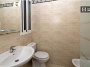 Habitación decorada con estantería en piso compartido,...