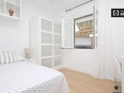 Habitación decorada con una cómoda en un apartamento de...