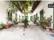 Habitación decorada con ventana con patio interior en...