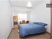 Habitación decorada con ventana con patio interior en...
