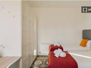 Habitación doble con balcón en piso compartido en Barcelona