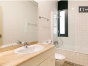 Habitación doble con baño privado en piso compartido