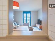 Habitación doble con baño privado y balcón en piso...