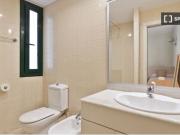 Habitación doble con escritorio en piso compartido