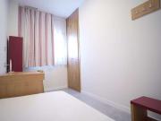 Habitación en apartamento de 2 habitaciones en Cartuja...