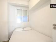 Habitación en apartamento de 3 dormitorios en Camins al...