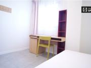 Habitación en apartamento de 3 habitaciones en Cartuja...