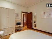 Habitación en apartamento de 4 dormitorios en Abando e...