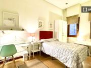 Habitación en apartamento de 4 dormitorios en Abando e...