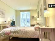 Habitación en apartamento de 4 dormitorios en Abando e...