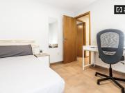 Habitación en apartamento de 4 dormitorios en Camins al...
