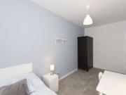 Habitación en apartamento de 4 dormitorios en Campamento