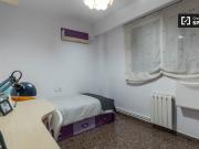 Habitación en apartamento de 4 dormitorios en Quatre...