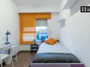 Habitación en apartamento de 4 dormitorios en Quatre...
