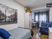 Habitación en apartamento de 5 dormitorios en Quatre...