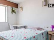 Habitación en apartamento de 5 dormitorios en Quatre...