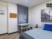 Habitación en apartamento de 5 dormitorios en Quatre...