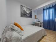 Habitación en apartamento de 5 dormitorios en Quatre...