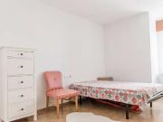 Habitación en apartamento de 5 dormitorios en Quatre...