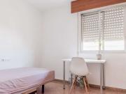 Habitación en apartamento de 5 dormitorios en Quatre...