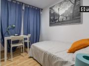 Habitación en apartamento de 5 dormitorios en Quatre...